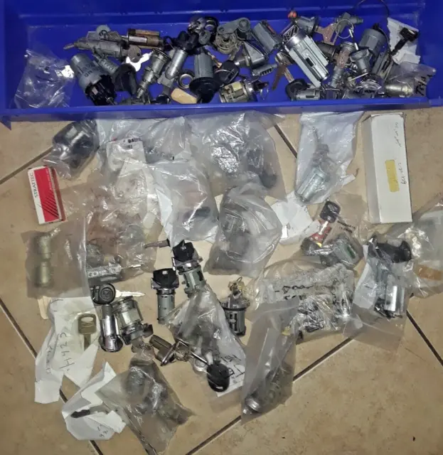 Mixed lot of 40+ Vintage ignition switches and door locks (LK01)