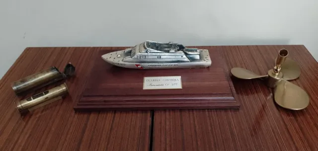 Modellino nave Capitaneria di Porto, elica portapenne e bolla.