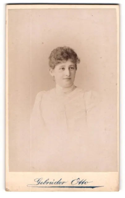 Fotografie Gebrüder Otto, Oranienburg, Portrait junge Dame im weißen Kleid
