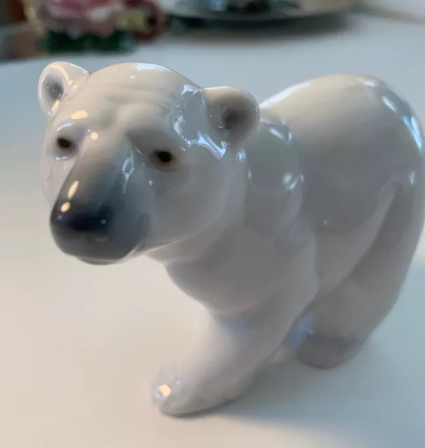 Attentive Polar Bear 1207 by Lladro, Glazed Porcelain, Perfect Condition