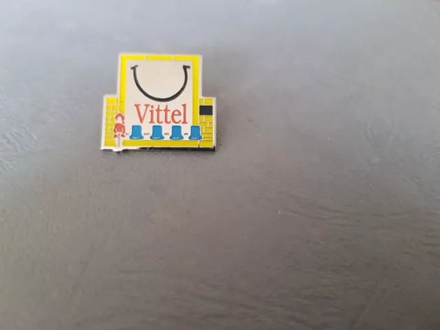 Pin's BOISSON - Eau minérale VITTEL Sourir