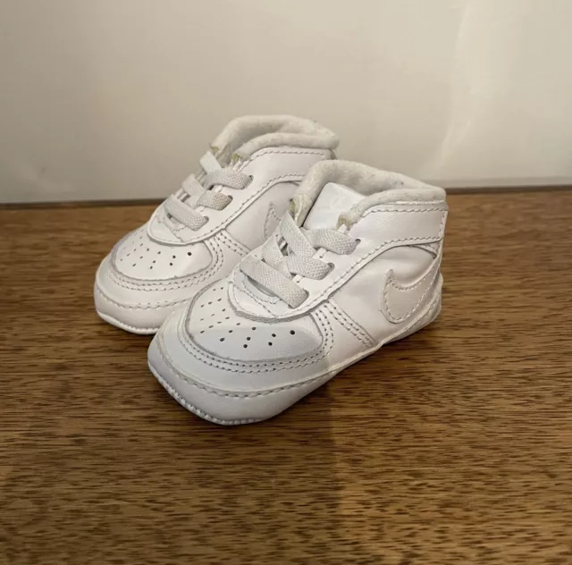 Nike bianche neonato hotsell
