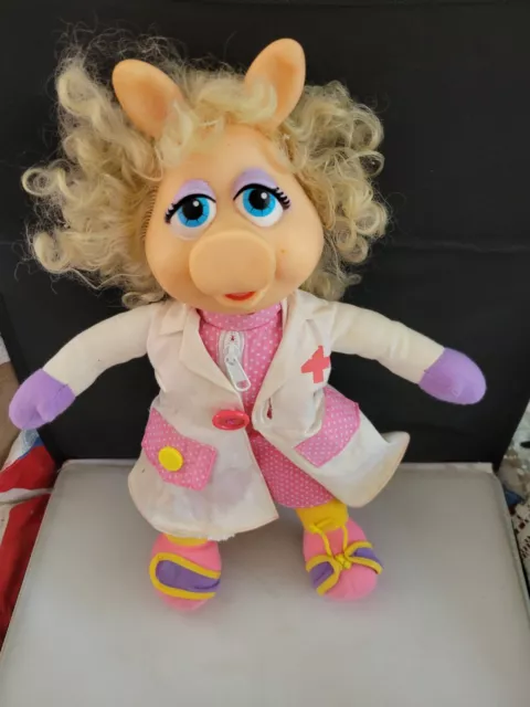 1990 Jim Henson  Miss Piggy  Doctor  Dress Me Plush Doll  Mattel Arco 7