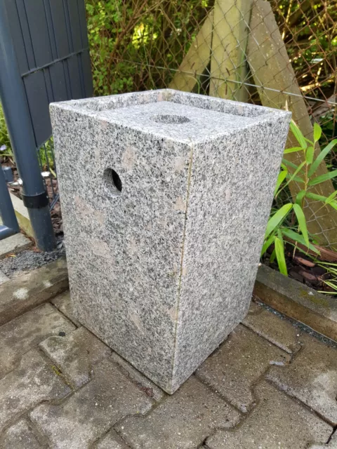 Brunnensockel oder Blumenkübel aus Granit 53cm x 33cm x 33cm Grau Weiß Dehner