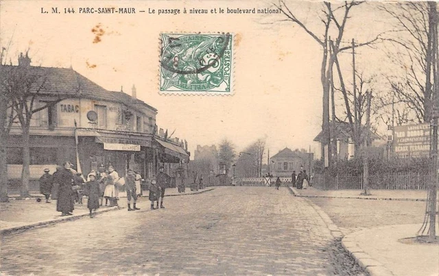 CPA 94 PARC SAINT MAUR LE PASSAGE A LEVEL ET LE BOULEVARD NATIONAL (cliché not