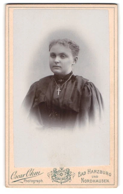 Fotografie Oscar Ohm, Bad Harzburg, Junge Dame im Kleid mit Kreuzkette