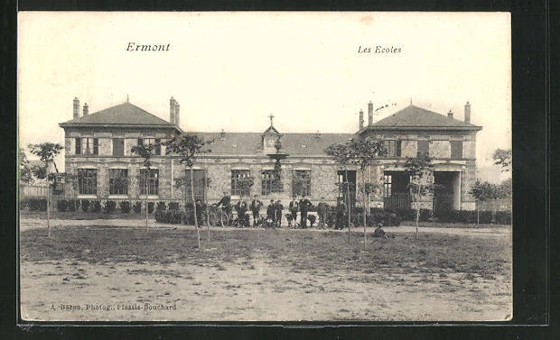 CPA Ermont, Les Ecoles, des enfants vor Schule