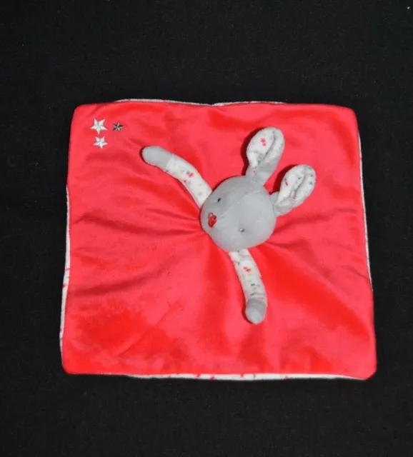 Doudou plat chien lapin rouge gris OKAIDI OBAIBI blanc étoiles TTBE