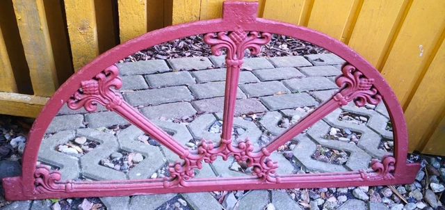 Stallfenster, halbrundes Fenster mit Verzierungen, verspiegelt original und alt
