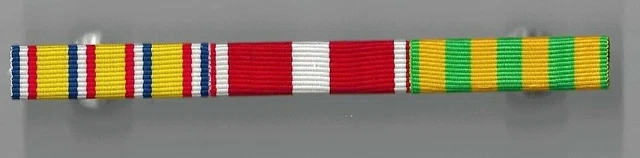 lot de barrettes de décoration militaires sur support avec fixations pins