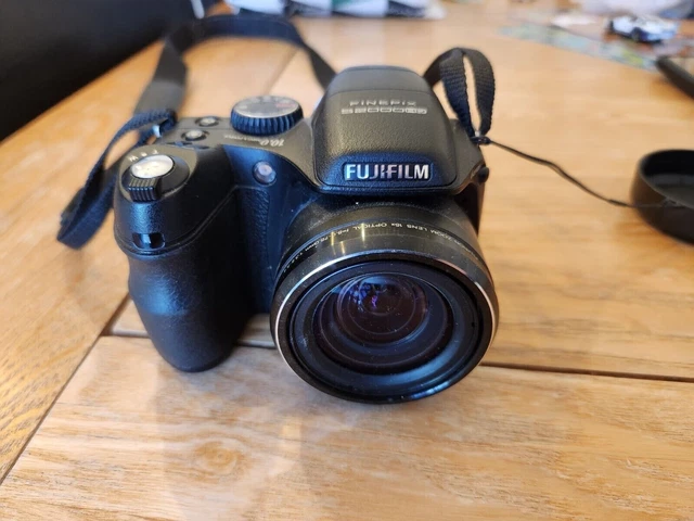 APN Appareil photo numérique Fujifilm FinePix S2000HD Vendu pour pièces - HS