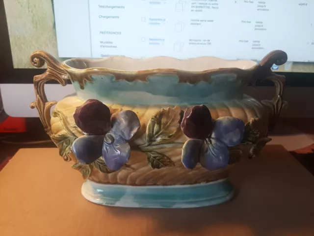 ANCIEN  POT /cache pot / vasque ou autre EN BARBOTINE- fleurs en reliefs