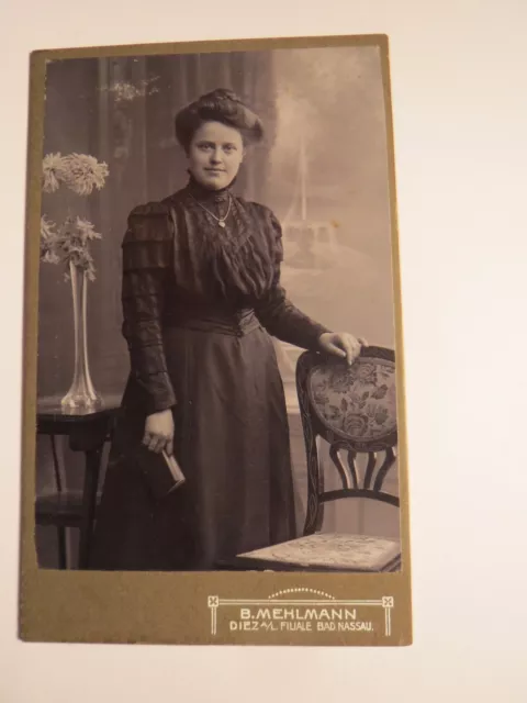 Diez a. L. Filiale Bad Nassau - stehende Frau im Kleid mit Buch - Kulisse / CDV