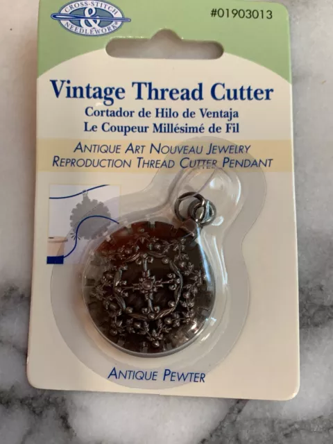 Punto De Cruz Y Costura De Colección Cortador De Hilos Art Nuevo Colgante Peltre Nuevo
