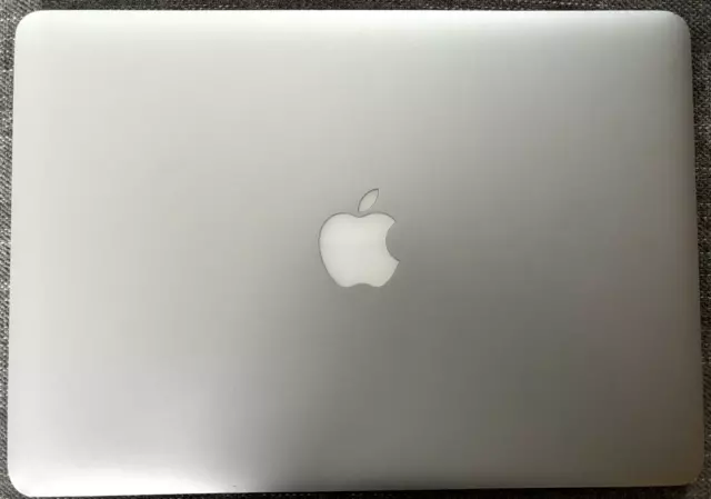 Apple MacBook Air 2015, 13.3 Inch  Intel i7 2.2GHz 8GB RAM. 256GB A1466