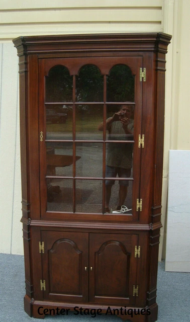 62138 HENKEL Harris Virginia Galleries 12 Pane Corner China Cabinet Curio 62138 HENKEL Harris Virginia Galleries 12 Pane Corner China Cabinet Curio