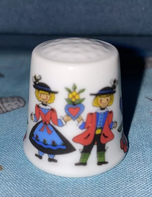 Souvenir Porzellan Fingerhut Trachtenpaar  Thimble Porcelain