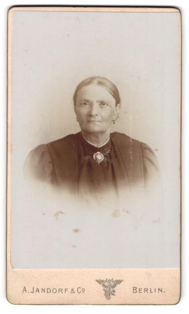 Fotografie A. Jandorf & Co., Berlin-C., Spittelmarkt 16-17, Ältere Dame mit Kra