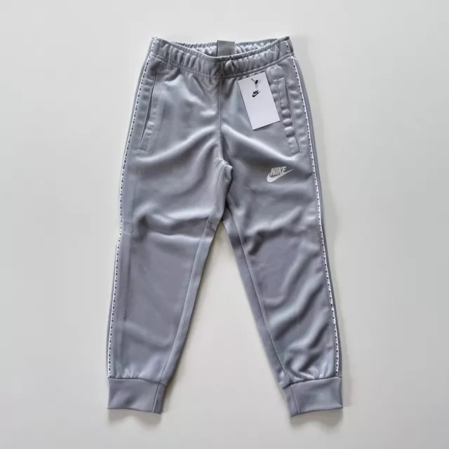 Pantaloni da jogging Nike Air Repeat pantaloni da jogger ragazzi | taglia 98-104/XS | 39,95 €* Pantaloni da jogging Nike Air Repeat pantaloni da jogger ragazzi | taglia 98-104/XS | 39,95 €*