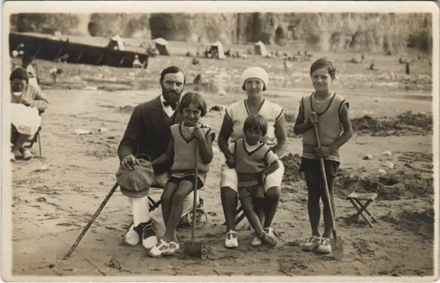 CPA AULT Family on the Beach Photo Card (18543)