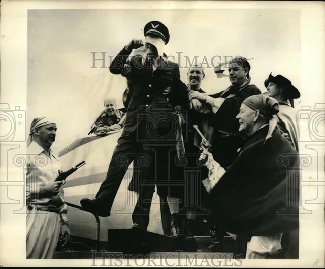 1959 Press Photo F-27 West Coast Airlines pilot Bob Tucker in Coos bay, Oregon
