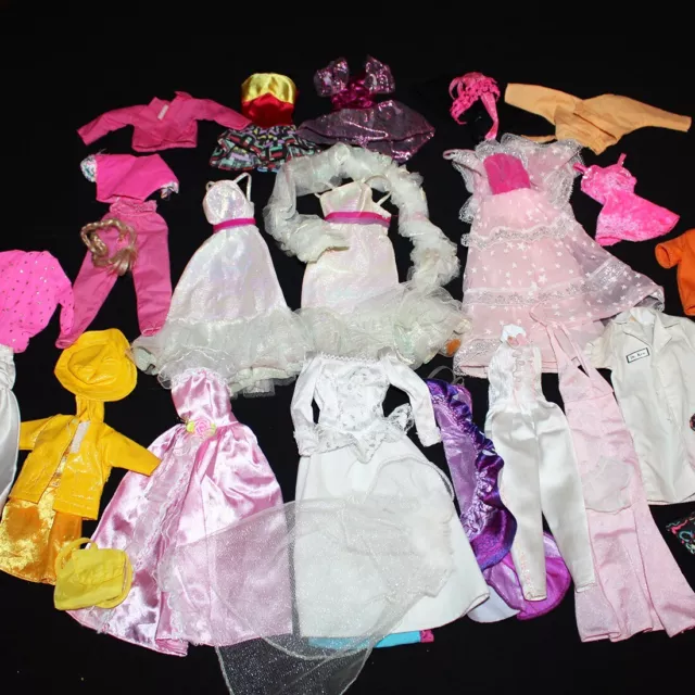 Lot de 18 vêtements robes et accessoires Barbie Mattel vintage