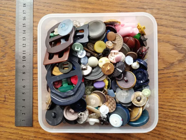 Tub of mixed vintage buttons - 600g