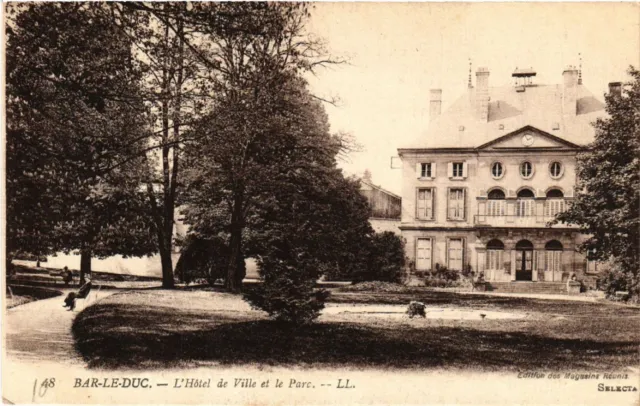 CPA BAR-le-DUC - L'Hotel de Ville et le Parc (631067)