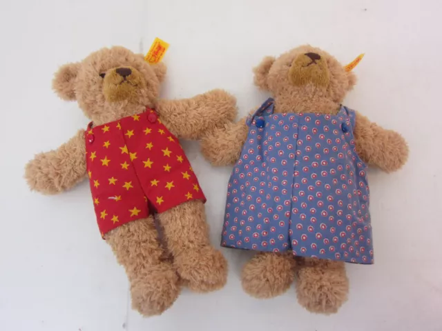 f25) Steiff, zwei Schlenker Teddybären 22 cm mit Kleid, Knopf im Ohr + Fahne