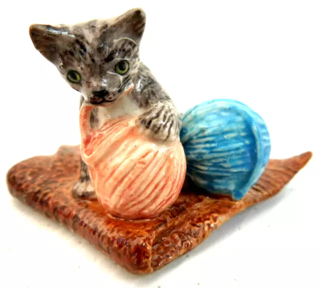 KLIMA K964 Miniature statuette en porcelaine - CHAT SUR SERVIETTES N° 25 CAT