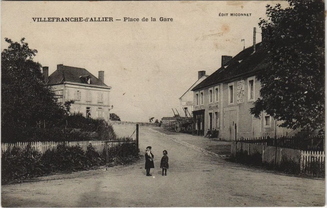 CPA VILLEFRANCHE-d'Allier Place de la Gare (1220430)