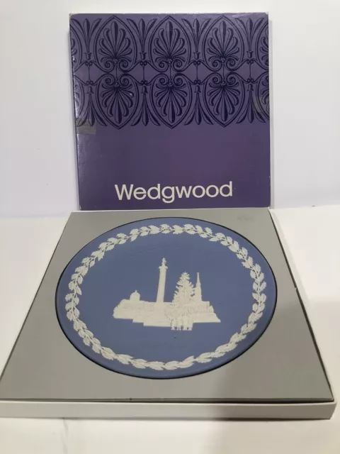 Vintage WEDGWOOD Blue and White Jasperware TRAFALGAR SQUARE Christmas PLATE 1970