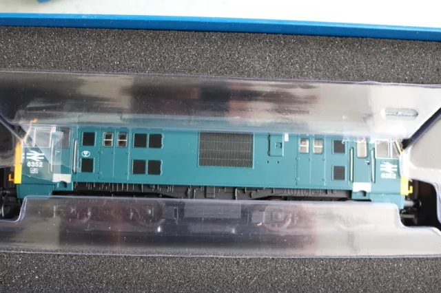 4D-012-013 Dapol OO Gauge BR Class 22 No.6352 BR Blue Full Yellow End  H/C Boxes