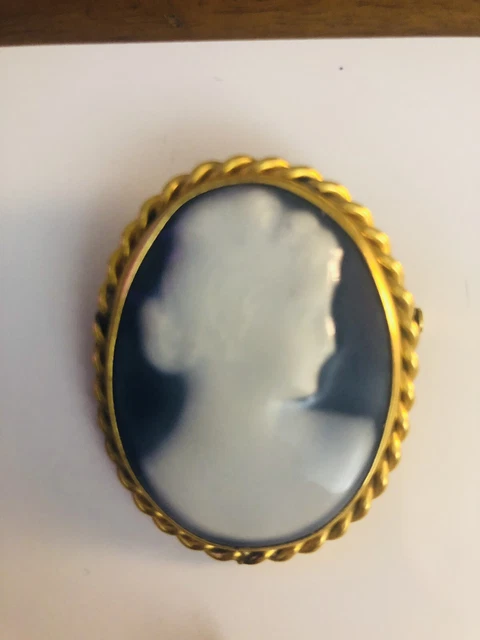 Broche Ancienne Camée Femme De Profil - Porcelaine Et Laiton - Vintage - Occasion Très Bon état