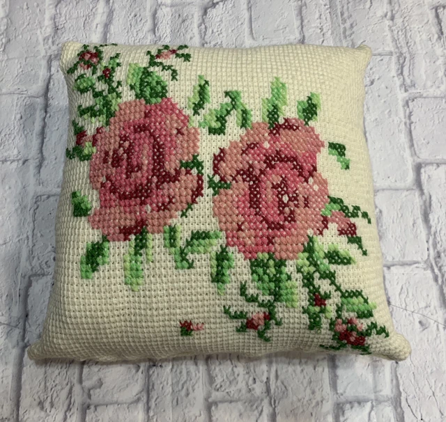 Bordado rosa de almohada de punto de cruz vintage