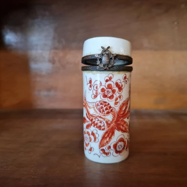 Boîte à pilules en porcelaine de Limoges