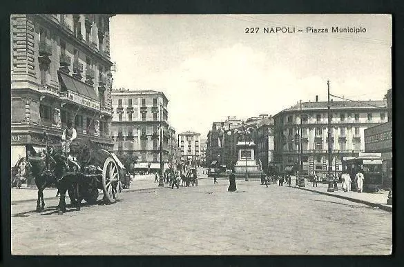 Napoli : Piazza Municipio - cartolina non viaggiata, circa primi '900