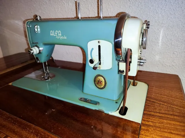 maquina de coser Alfa Royale azul con mueble integrado, años 60, buen estado.