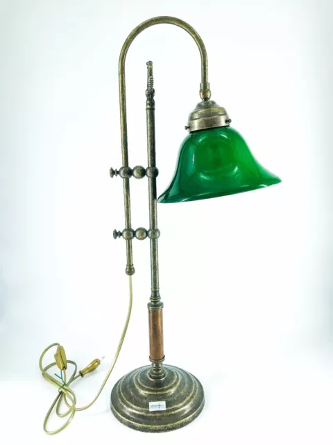 Lampada da tavolo per studio o ufficio in ottone e legno con vetro opaline verde