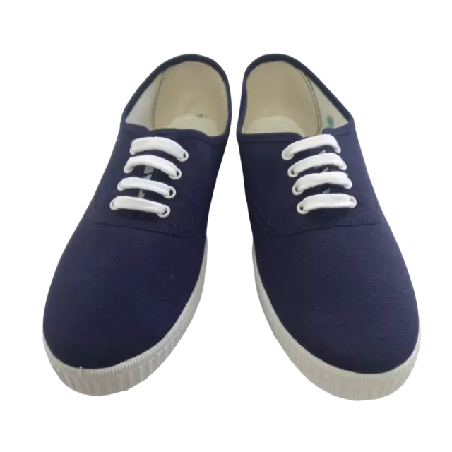 Zapatillas para niños de lona con cordones estilo inglés "Plimsoll shoes".