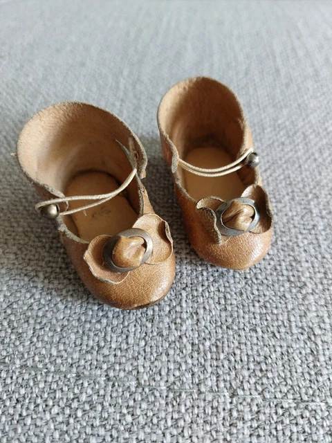 Ancienne paire de chaussures poupée ancienne t 6 Léon Prieur ?