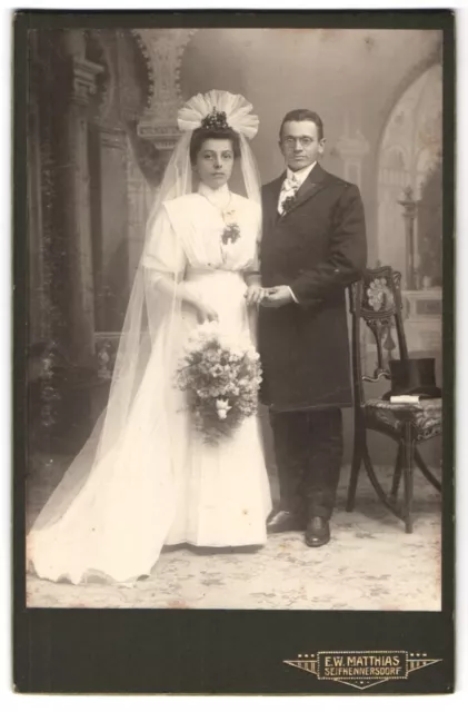 Fotografie E. W. Matthias, Seifhennersdorf, Portrait Ehepaar, Frau mit auffälli