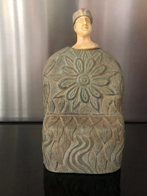 Très Belle Idole / statuette complète avec coiffe d'Asie Centrale en pierre