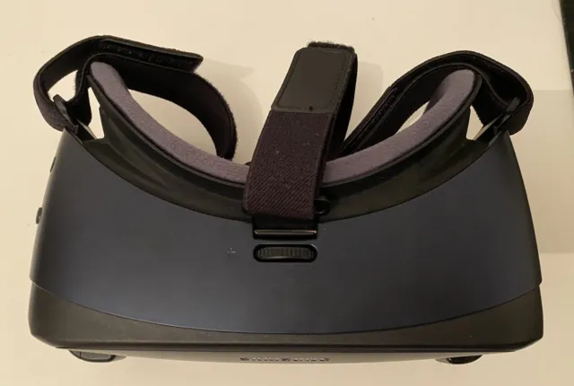 Augmented reality headset: Samsung Gear VR MODEL :SM-R323 3