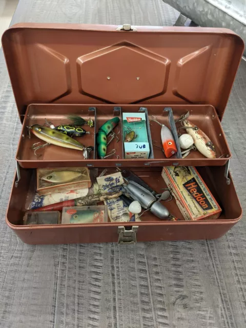 https://www.picclickimg.com/z8UAAOSwC~phEW0t/Vintage-Metal-Tackle-Box-With-Old-Lures-Heddon.webp