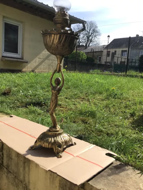 Ancienne grande lampe à petrole bronze Art Nouveau femme au flambeau complète