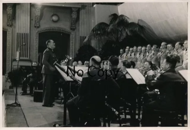 Foto  WK2 - Afrika Tunis Musik Orchester der Wehrmacht gibt Konzert  X105