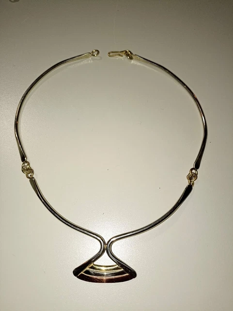 ジュエリー・アクセサリー ブレトルクコリアーラスbrutaliste collier ras du cou torque travail dartiste vers 1970 trois metaux