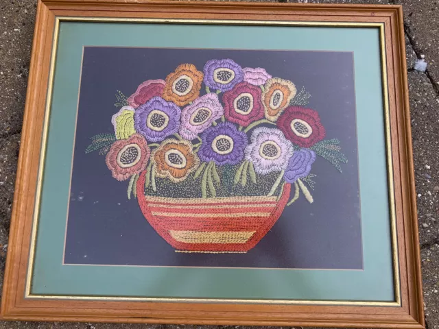 ¿Vintage mediados de siglo? Cuadro de flores bordado a mano enmarcado 47x39cm