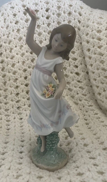 Lladro 6580 Garden Dance Figurine Lladro 6580 Garden Dance Figurine